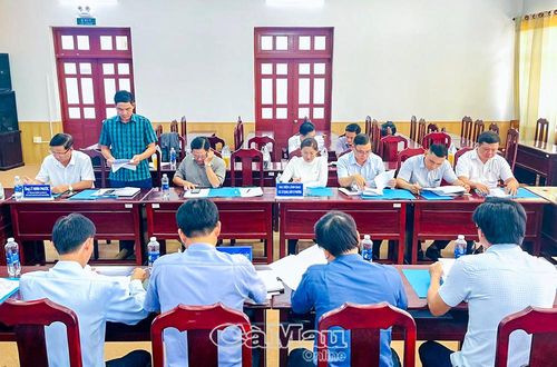 Ông Trịnh Văn Bền, Trưởng phòng Kinh tế - Hạ tầng và Đô thị phường Giá Rai, báo báo tình hình thực hiện mục tiêu tăng trưởng kinh tế của phường.