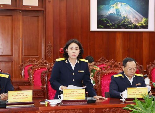 Lãnh đạo Thuế tỉnh Lâm Đồng báo cáo tại buổi làm việc của đồng chí Đặng Hồng Sỹ - Phó Bí thư Thường trực Tỉnh ủy với Thuế tỉnh về công tác thu ngân sách nhà nước 7 tháng đầu năm và nhiệm vụ những tháng còn lại của năm 2026. Ảnh: lamdong.gov.vn