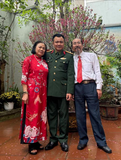 NSND Tự Long cùng với bố mẹ.
