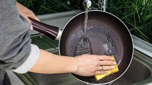 Khi rửa chảo bạn không nên rửa bằng búi sắt mà thay vào đó là dùng miếng bọt biển mềm. Ảnh minh họa