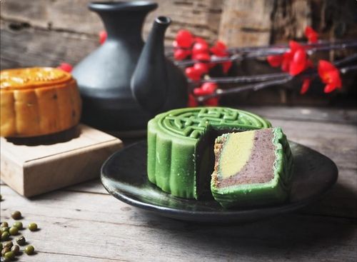 Bánh trung thu trà matcha, hạt dẻ cười. (Ảnh: Tatlerasia)