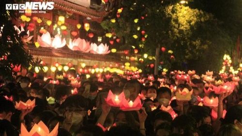 Tháng 7 âm lịch mang nhiều nghi thức và tập tục để tưởng nhớ những người thân đã khuất. (Ảnh: Hoàng Thọ)