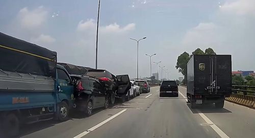 7 ô tô dồn toa trên Quốc lộ 18. (Ảnh cắt từ clip)