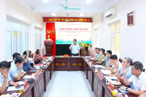 Ban Chấp hành Đảng bộ phường Giảng Võ tiến hành biểu quyết thông qua Nghị quyết hội nghị chuyên đề. Ảnh: TT
