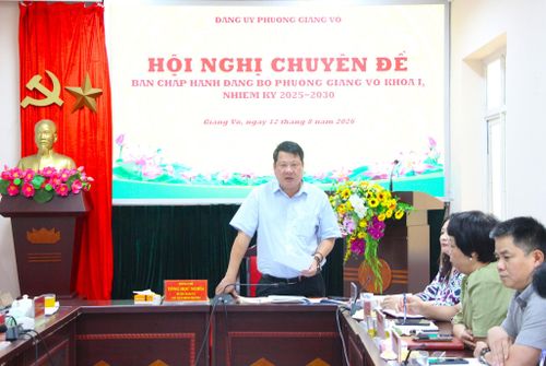 Bí thư Đảng ủy, Chủ tịch HĐND phường Giảng Võ Tống Học Nghĩa chủ trì hội nghị chuyên đề. Ảnh: TT