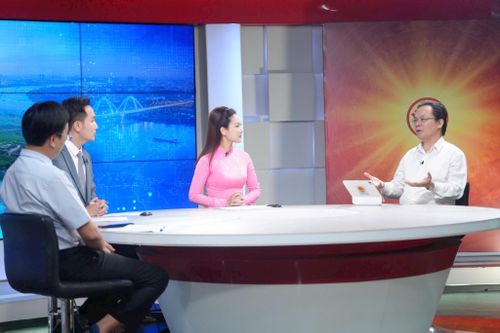 GS.TS. Hoàng Văn Cường, Phó Chủ tịch Hội Khoa học Kỹ thuật Việt Nam, nguyên Phó Hiệu trưởng Trường Đại học Kinh tế quốc dân chia sẻ tại chương trình. Ảnh: Phạm Hùng