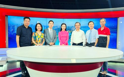 Các khách mời cùng ê-kíp thực hiện chương trình. Ảnh PV