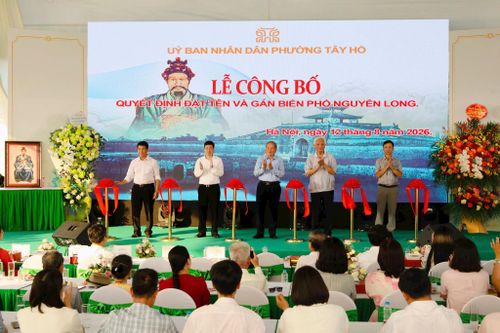 Lãnh đạo phường Tây Hồ, đại biểu cùng đại diện gia đình Võ Phó bảng Nguyễn Long thực hiện nghi thức cắt băng gắn biển tên phố Nguyễn Long. Ảnh: Thu Trang