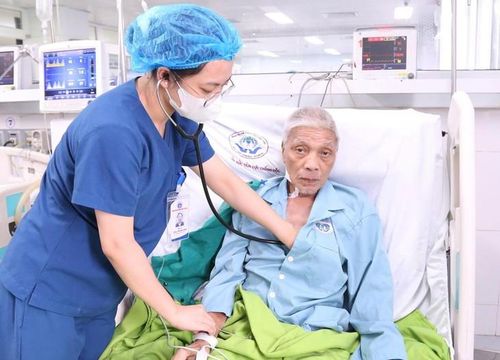 Người bệnh được bác sĩ tại khoa Hồi sức tích cực – Chống độc thăm khám. Ảnh: BVCC.