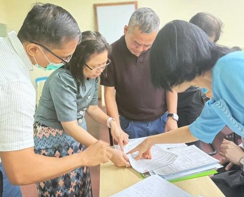 PGS.TS.BS Nguyễn Lân Hiếu (mặc áo nâu) trao đổi cùng đồng nghiệp Myanmar. Ảnh: NVCC.