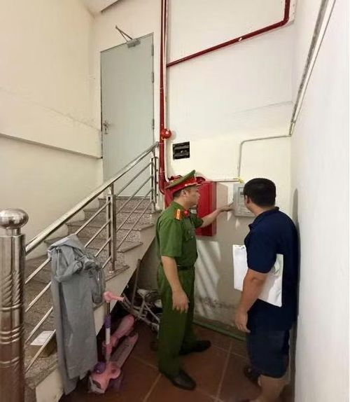 Cảnh sát PCCC và CNCH hướng dẫn chủ cơ sở kiểm tra, sử dụng bình chữa cháy và các phương tiện PCCC tại chỗ