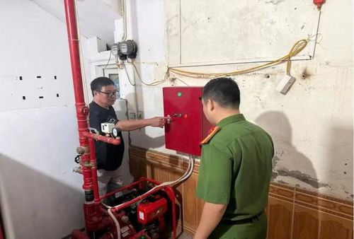 Lực lượng PCCC&CNCH kiểm tra, hướng dẫn hệ thống báo cháy, họng nước và máy bơm chữa cháy