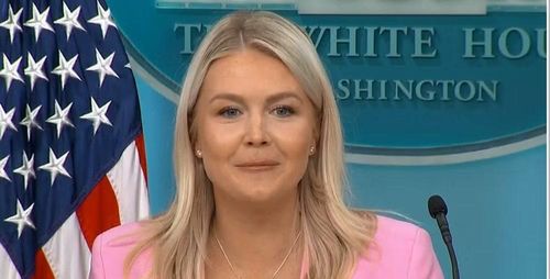 Sau chiến thắng của ông Trump, bà Leavitt được chọn làm thư ký báo chí Nhà Trắng. Sinh năm 1997, bà mới 27 tuổi khi nhậm chức vào tháng 1/2025, trở thành người trẻ nhất lịch sử đảm nhiệm vị trí này.
