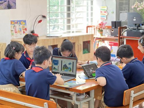 Công nghệ mở thêm không gian học và sử dụng tiếng Anh. Ảnh: Trường th Nam Thành Công (Hà Nội).