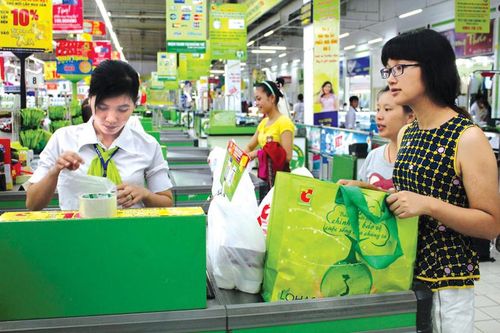 Nhiều nhà bán lẻ đã sử dụng túi thân thiện môi trường. Ảnh: T.Thương
