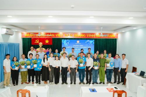 Ra mắt các Tổ Bình dân học vụ số. Ảnh: T.N.