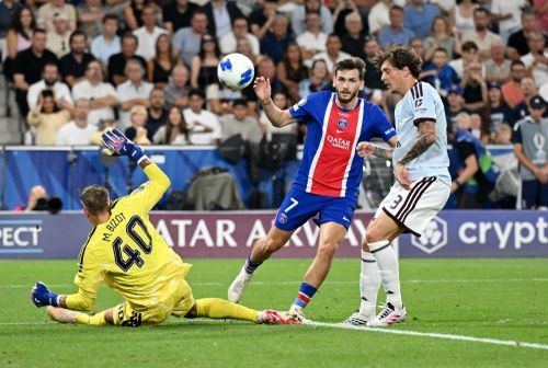 Kvaratskhelia ngày càng hoàn thiện dưới thời Luis Enrique, khi khả năng tạo đột biến được bổ sung bằng pressing và tư duy chiến thuật.