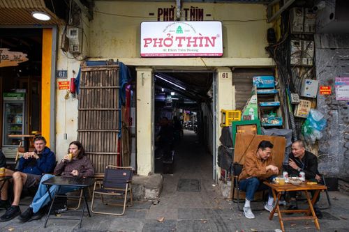 Phở Thìn Bờ Hồ là thương hiệu quen thuộc với nhiều thực khách thủ đô, gắn bó với vị trí trên đường Đinh Tiên Hoàng nhiều thập kỷ trước khi chuyển sang Hàng Vôi. Ảnh: Đinh Hà.