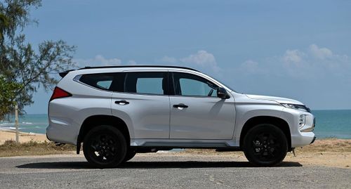  Cả Mitsubishi Outlander và Pajero Sport đều đã trắng doanh số từ đầu năm nay. Tại đại lý cũng gần như không còn xe để bán mà đang chờ phiên bản thế hệ mới được ra mắt. Việc Outlander dừng bán cũng khá dễ hiểu bởi năm ngoái, Mitsubishi đã giới thiệu Destinator với giá bán dễ tiếp cận hơn, thiết kế mới thế chỗ cho mẫu SUV này. 