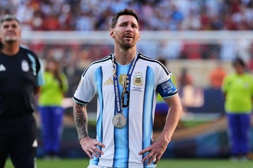  Messi khóc sau trận chung kết với Tây Ban Nha. 