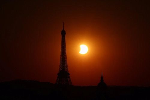  Tháp Eiffel ở Paris (Pháp) trong lúc xảy ra nhật thực. 