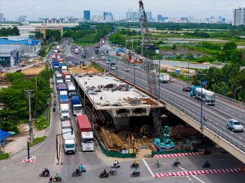  Xe container, xe tải nặng và xe cá nhân dùng chung hạ tầng khiến nhiều tuyến thường xuyên ùn tắc, tiềm ẩn nguy cơ tai nạn. 