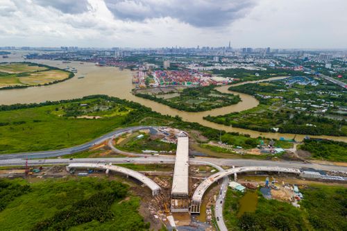  Khi xe container có hành lang riêng, cảng biển sẽ nâng cao năng lực khai thác, giảm thời gian vận chuyển và chi phí logistics. Các trục đường chính khu Đông sẽ giảm áp lực xe tải nặng, xe container, mở ra dư địa phát triển đô thị, thương mại và dịch vụ dọc tuyến. 