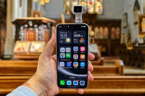 Tại Trung Quốc, Robot Phone có giá khởi điểm khoảng 1.480 USD, cao hơn so với giải pháp mua điện thoại và Osmo Pocket riêng, cũng như đắt hơn việc mua gimbal rời để gắn lên điện thoại. Ảnh: The Verge.