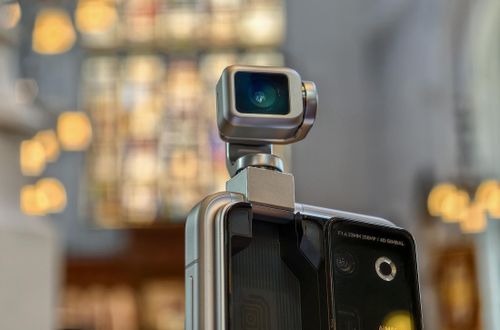 Theo trải nghiệm từ The Verge, sản phẩm chỉ mỏng và nhẹ hơn những smartphone gập ba từ Samsung hay Huawei. Kích thước cồng kềnh cũng tạo cảm giác lỗi thời, bất chấp việc thiết bị sở hữu cụm camera tiên tiến. Ảnh: The Verge.