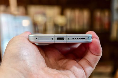 Phần cứng của Robot Phone thuộc dạng cao cấp với chip xử lý Snapdragon 8 Elite Gen 5, RAM tối đa 16 GB, bộ nhớ trong 1 TB, pin silicon-carbon 7.060 mAh, cần thiết để cung cấp năng lượng cho hệ thống gimbal. Nhìn chung, sản phẩm khác biệt so với những smartphone cao cấp khác do thiết kế dày, nặng và chú trọng camera. Ảnh: The Verge.