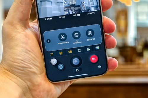 Bộ gimbal 3 trục của Robot Phone có thể xoay gần như 360 độ, hỗ trợ nhiều chế độ lấy nét như FPV, Spin Shot (xoay camera), Super Steady (chống rung) và theo dõi chủ thể, hoạt động cả khi gọi video trên ứng dụng Weibo. Ảnh: The Verge.