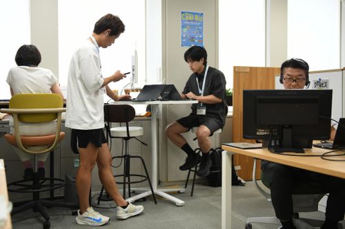  Khi nhiệt độ liên tục lập kỷ lục, Tokyo quyết định cho công chức mặc quần ngắn đến văn phòng. Ảnh minh họa: Noriko Hayashi/NYT.