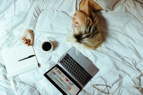  Không ít người đang dành thời gian ở một mình lâu hơn khi làm việc tại nhà. Ảnh: Pexels. 