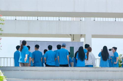 Các thí sinh đến làm thủ tục dự thi chiều 13/8. Ảnh: Ngọc Bích.