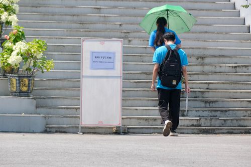  Khu vực thi được bảo vệ nghiêm ngặt. Ảnh: Ngọc Bích.