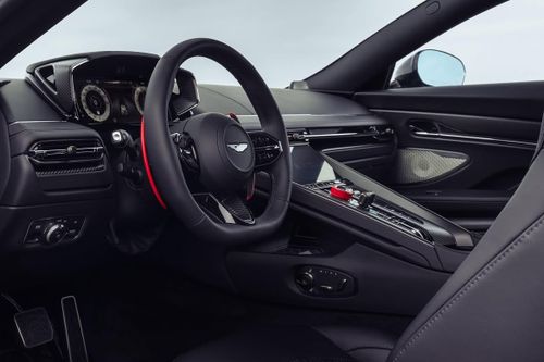  Dựa trên cấu hình tiêu chuẩn của DB12 S, bộ phận cá nhân hóa Q by Aston Martin sử dụng các bề mặt da cao cấp tối màu, đi kèm nhiều chi tiết tri ân mẫu xe đàn anh DB2. 