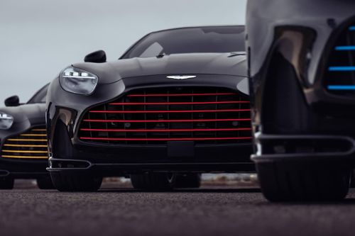  Tương tự 3 mẫu xe đua trong quá khứ, bộ 3 Aston Martin DB12 S VMF sở hữu 3 phong cách ngoại thất/nội thất khác nhau với các họa tiết tại lưới tản nhiệt, mang cá, cánh gió... 
