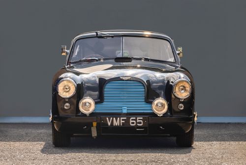  Nguồn cảm hứng của chiếc DB12 S đặc biệt này đến từ bộ 3 xe đua Aston Martin DB2 mang biển số "VMF", vốn được chế tạo để tham gia chặng đua 24 Hours of Le Mans năm 1950 và nhiều cuộc thi đấu tốc độ khác. 