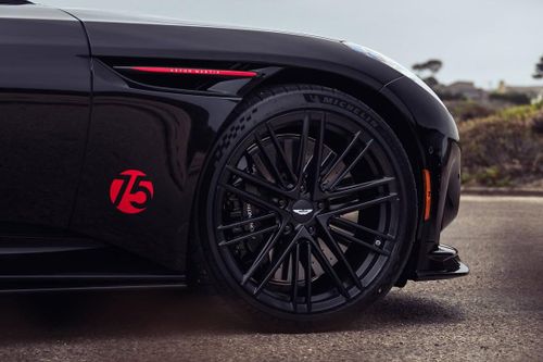  Mang cá bằng sợi carbon với dòng chữ "Aston Martin" cũng được sơn cùng màu với lưới tản nhiệt, đi kèm mâm đa chấu sơn đen kích thước 21 inch, cùm phanh đen và logo "75" cổ điển dạng tròn cũng được trang trí đồng màu. 