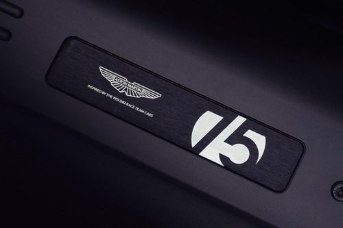  Bậc cửa được trang trí với logo Aston Martin, huy hiệu "75" cùng dòng chữ "Inspired by the 1951 DB2 Race Team Cars" (Lấy cảm hứng từ những chiếc xe của đội đua DB2 1951). 