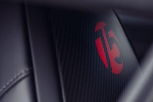  Huy hiệu Aston Martin thêu trên tựa đầu, phím xoay Start/Stop, lẫy chuyển số hay logo "75" sau lưng ghế... cũng sử dụng màu sắc chủ đạo đỏ Rosso Red, vàng Speed Yellow hay xanh Ellwood Blue. 