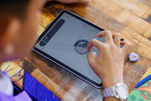 Học sinh sử dụng các tính năng trên iPad để làm bài tập liên quan đến hình tròn, đường kính và bán kính. Ảnh: Apple.