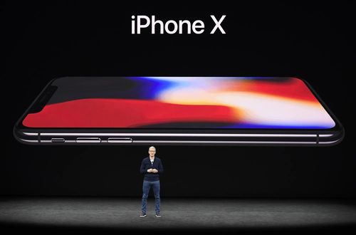 iPhone X là phiên bản kỷ niệm 10 năm ra mắt dòng sản phẩm. Ảnh: Bloomberg.