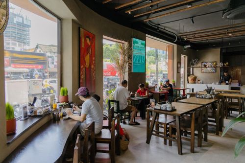  Một phần trải nghiệm tại bảo tàng không dừng ở khu trưng bày. Ở tầng trệt có quán phục vụ phở, để khách có thể thưởng thức món ăn sau khi tìm hiểu về lịch sử, nguyên liệu và cách chế biến. Việc đặt không gian ăn uống ngay trong bảo tàng tạo thành điểm nối khá trực tiếp giữa hiện vật và trải nghiệm thực tế. Sau khi xem những dụng cụ, tư liệu và câu chuyện về phở, khách có thể thưởng thức một tô phở thay vì chỉ hình dung về hương vị qua phần trưng bày. 