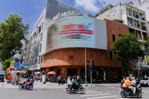  Với hành trình tại Bảo tàng Phở, tour trọn gói có giá 750.000 đồng/người lớn và 500.000 đồng/trẻ em, gồm hướng dẫn viên, xem phim tư liệu, quà lưu niệm và một tô phở đặc biệt. Với khách chỉ muốn tham quan, các gói cơ bản có giá từ 200.000 đến 350.000 đồng, tùy lựa chọn; phở gọi riêng có giá từ 125.000 đồng/tô. Từ một món ăn quen thuộc, bảo tàng tạo thành một hành trình mà khách có thể đi qua bằng mắt, nghe, tìm hiểu rồi kết thúc bằng chính hương vị của một tô phở. 