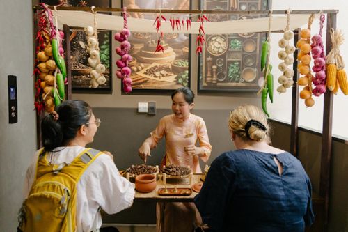  Việc Bảo tàng Phở nằm trong hành trình cùng hai bảo tàng công lập cũng cho thấy cách một món ăn có thể đứng cạnh những câu chuyện lớn hơn về lịch sử và văn hóa. Nếu Bảo tàng Chứng tích chiến tranh kể về những năm tháng đấu tranh, Bảo tàng TP.HCM mở ra câu chuyện hơn ba thế kỷ của vùng đất, thì Bảo tàng Phở đi từ một thứ gần gũi hơn là bữa ăn hàng ngày. Ba điểm đến được thiết kế như ba chương khác nhau. Người tham quan đi từ lịch sử đến thành phố rồi đến ẩm thực, thay vì chỉ xem phở như một món ăn riêng biệt. 