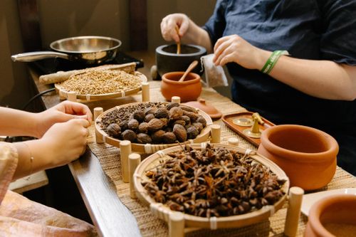  Không chỉ kể về những chiếc nồi hay gánh phở, bảo tàng còn đưa khách đến gần hơn với các nguyên liệu làm nên món ăn. Từ bánh phở, thịt, xương đến những gia vị như quế, hồi, gừng, hành… các thành phần quen thuộc được đặt trong câu chuyện về cách phở hình thành và thay đổi qua thời gian. 