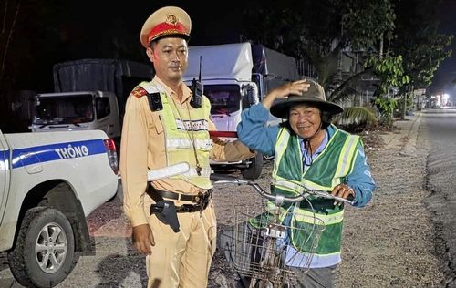 Người lớn tuổi được tặng áo phản quang, giúp tăng khả năng nhận diện khi di chuyển vào ban đêm