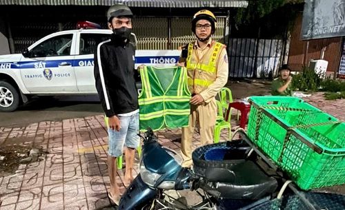 Áo phản quang được trao tận tay những lao động thường xuyên mưu sinh về đêm