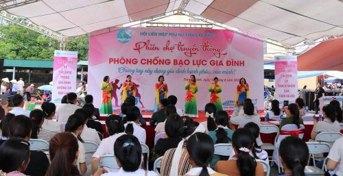 Các tiết mục văn nghệ tạo không khí sôi nổi, góp phần đưa thông điệp xây dựng gia đình hạnh phúc, văn minh đến gần người dân